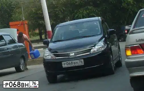 Фото автомобиля NISSAN TIIDA, 2011 — госномер Р068ВН76. Цвет: ЧЕРНЫЙ