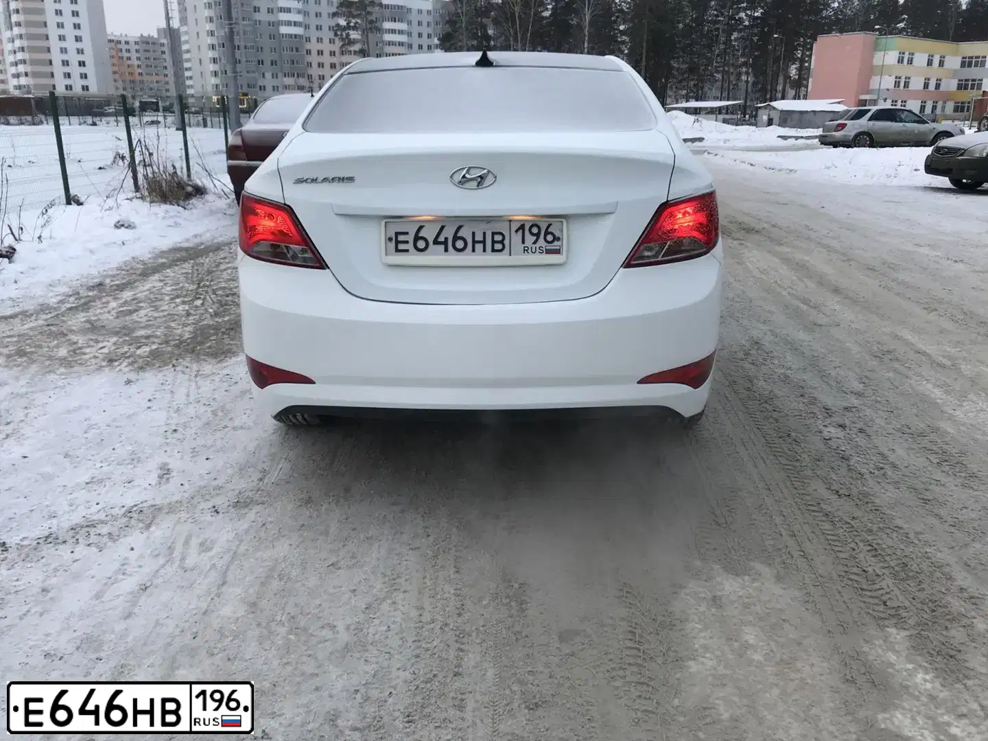 Фото автомобиля HYUNDAI SOLARIS, 2016 — госномер Е646НВ196. Цвет: БЕЛЫЙ