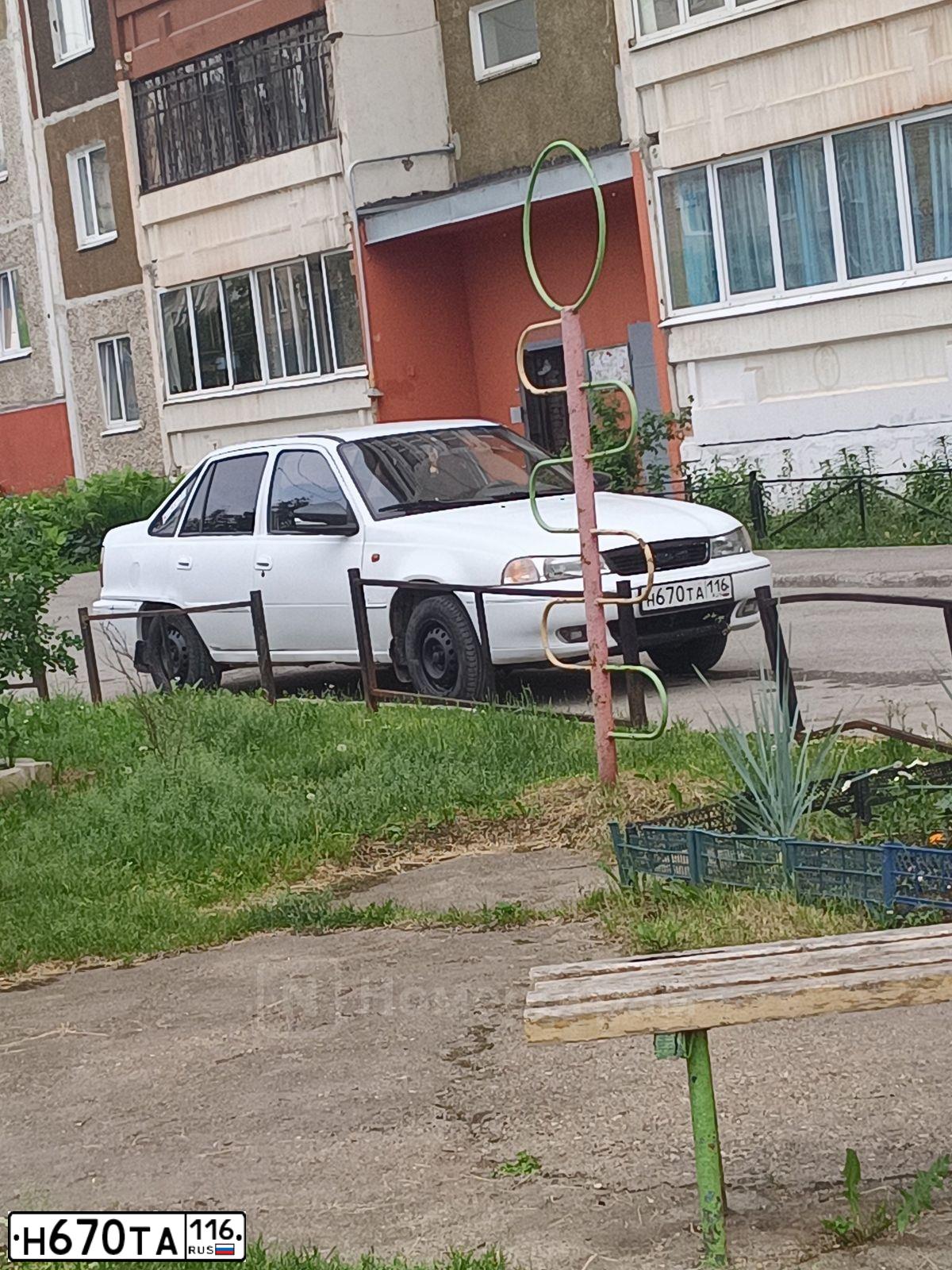 Фото автомобиля DAEWOO NEXIA, 1998 — госномер Н670ТА116. Цвет: БЕЛЫЙ