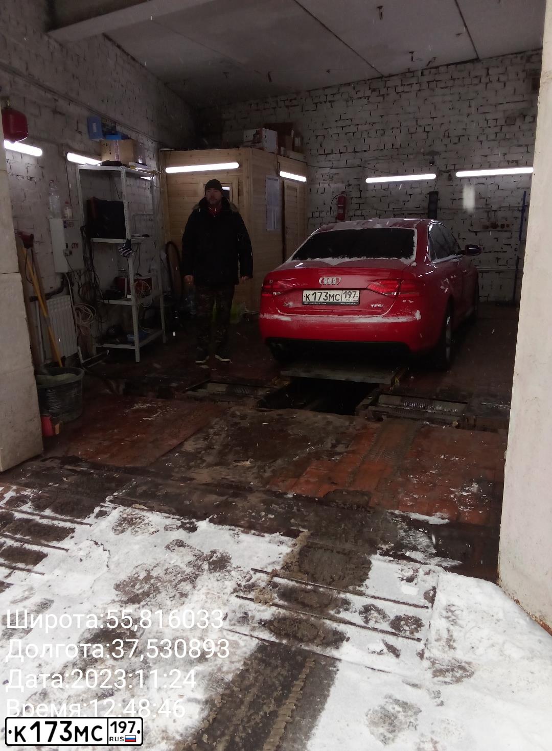 Фото автомобиля AUDI A4, 2011 — госномер В877СХ797. Цвет: Красный