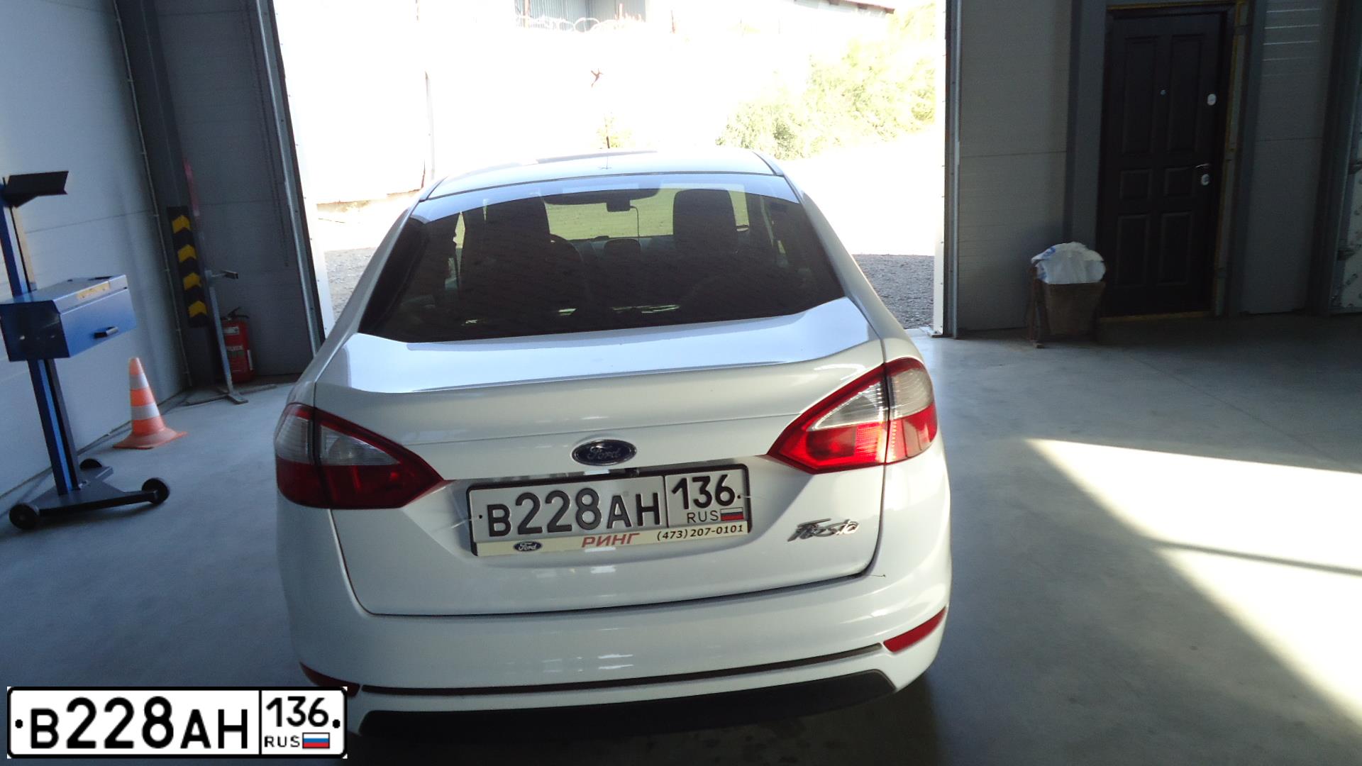Фото автомобиля FORD FIESTA / ASPIRE, 2016 — госномер В228АН136. Цвет: БЕЛЫЙ