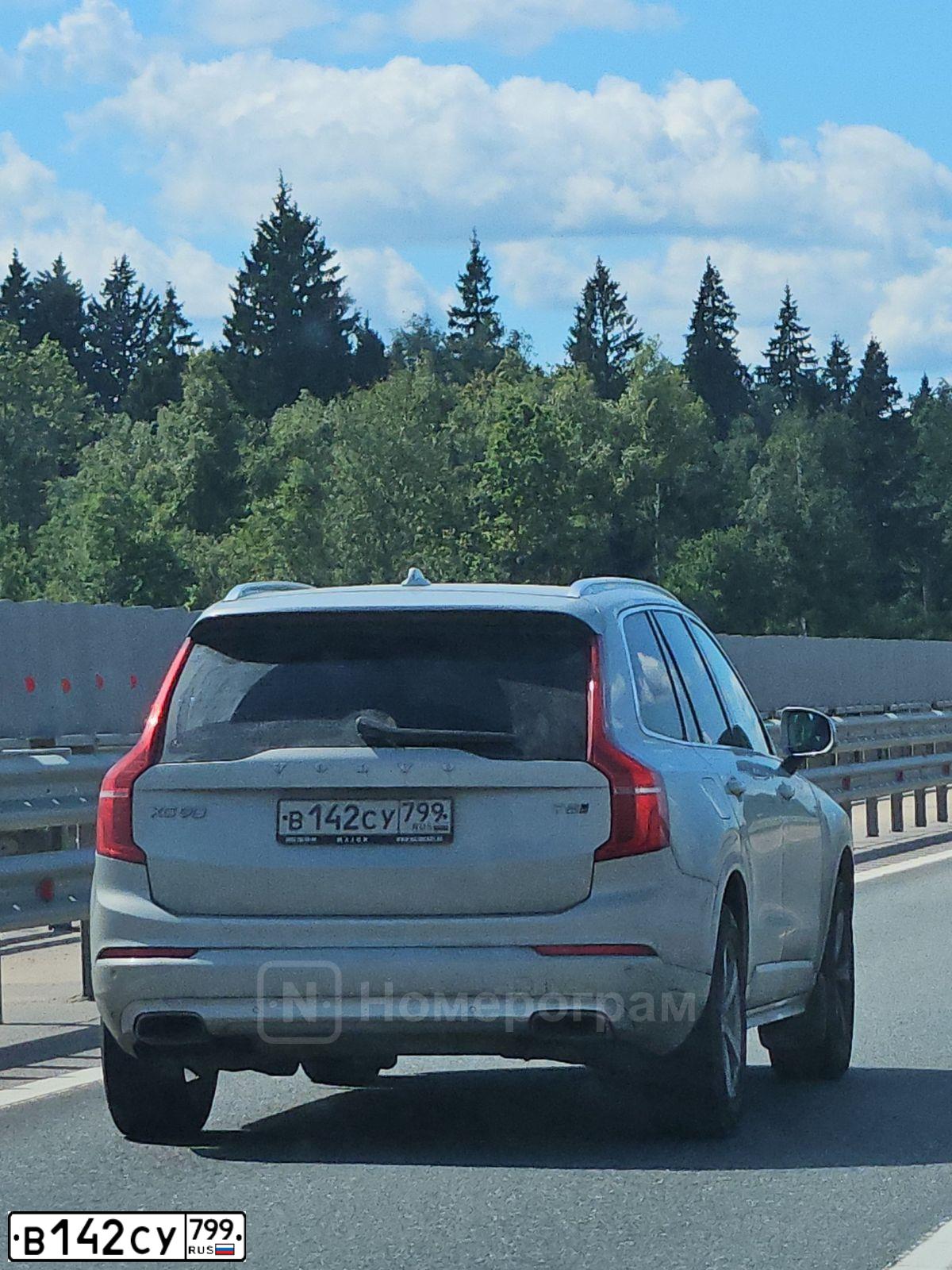 Фото автомобиля VOLVO XC90, 2019 — госномер В142СУ799. Цвет: СВЕТЛО-СЕРЫЙ