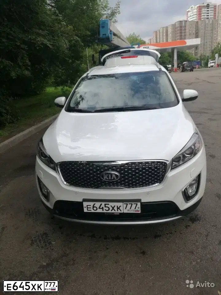 Фото автомобиля KIA SORENTO, 2017 — госномер Е645ХК777. Цвет: БЕЛЫЙ