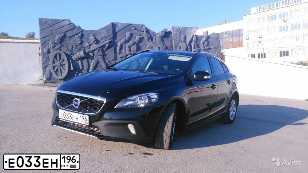 Фото автомобиля VOLVO V40, 2013 — госномер Е033ЕН196. Цвет: ЧЕРНЫЙ