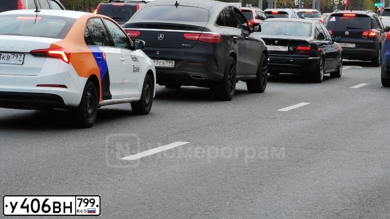 Фото автомобиля BMW SERIE 5, 2017 — госномер У406ВН799. Цвет: ЧЕРНЫЙ