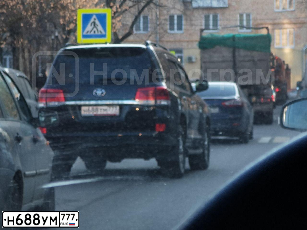 Фото автомобиля TOYOTA LANDCRUISER, 2016 — госномер М688УМ777. Цвет: ЧЕРНЫЙ