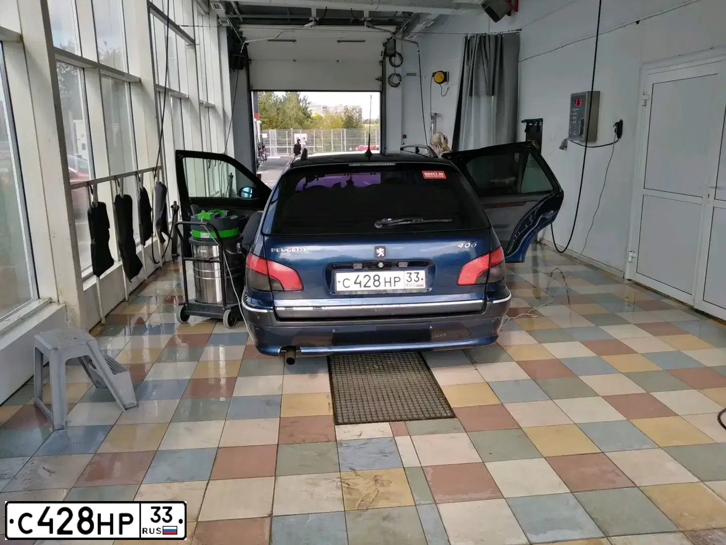 Фото автомобиля PEUGEOT 406, 2003 — госномер М843МВ33. Цвет: синий