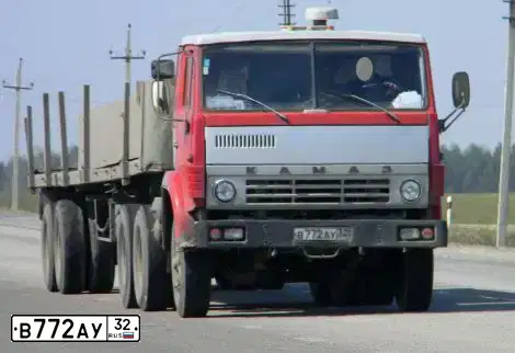 Фото автомобиля KAMAZ 55111 /6X4/, 1986 — госномер В772АУ32. Цвет: КРАСНЫЙ