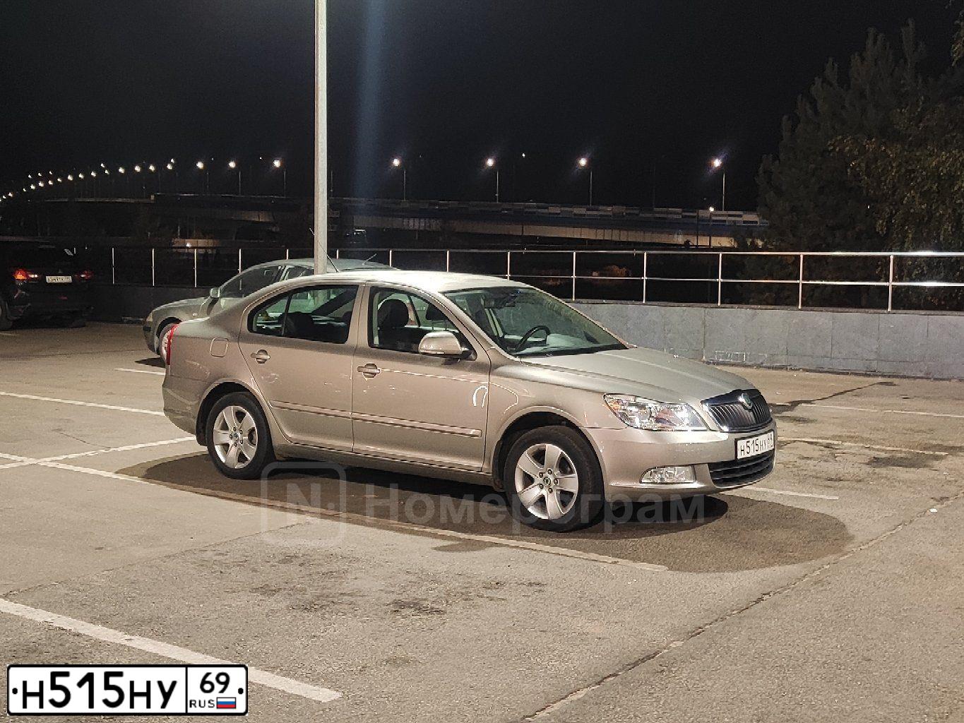 Фото автомобиля SKODA OCTAVIA, 2010 — госномер Н515НУ69. Цвет: СЕРЫЙ