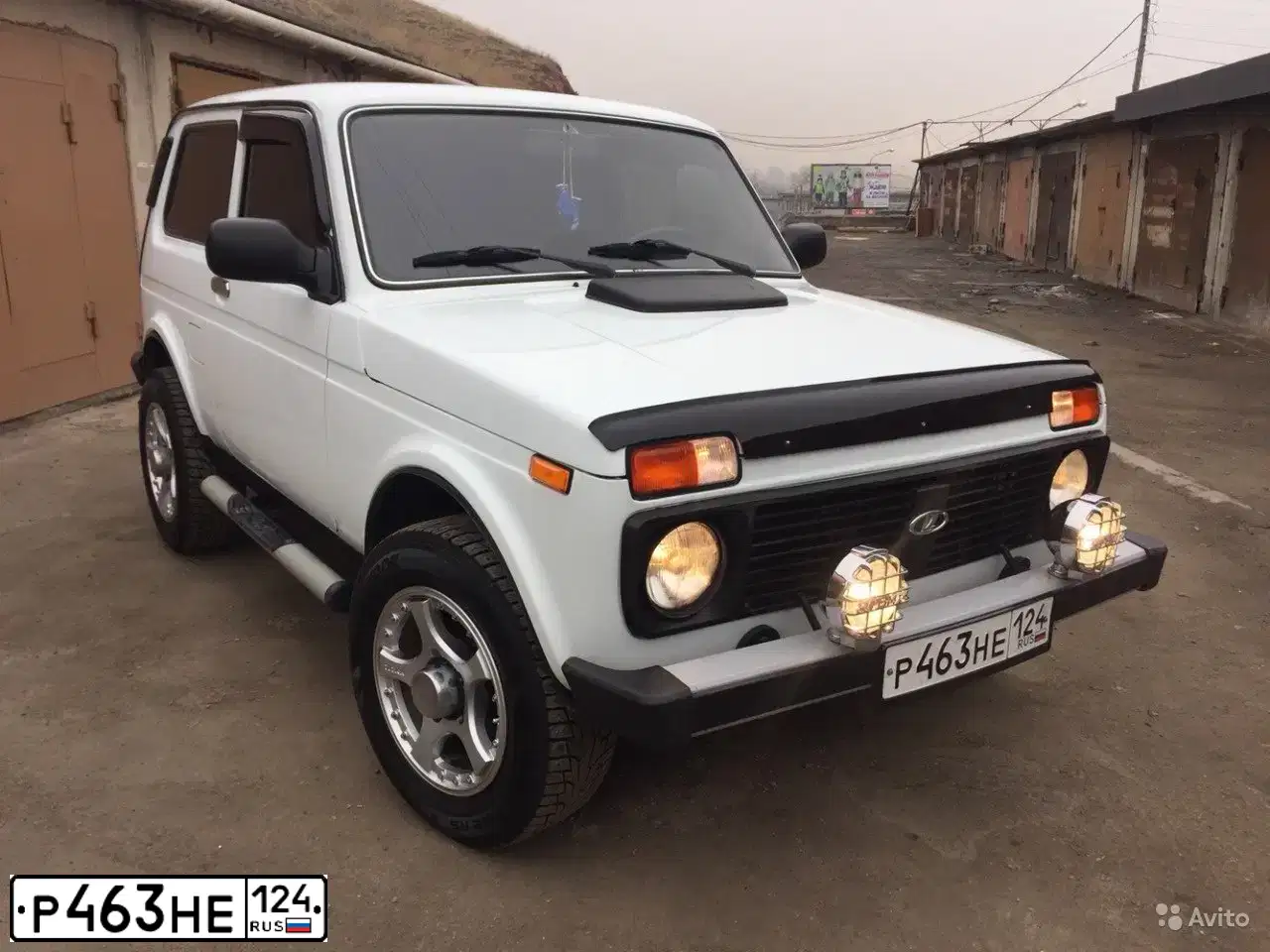 Фото автомобиля LADA 2121 NIVA, 2013 — госномер Р463НЕ124. Цвет: ЯРКО-БЕЛЫЙ