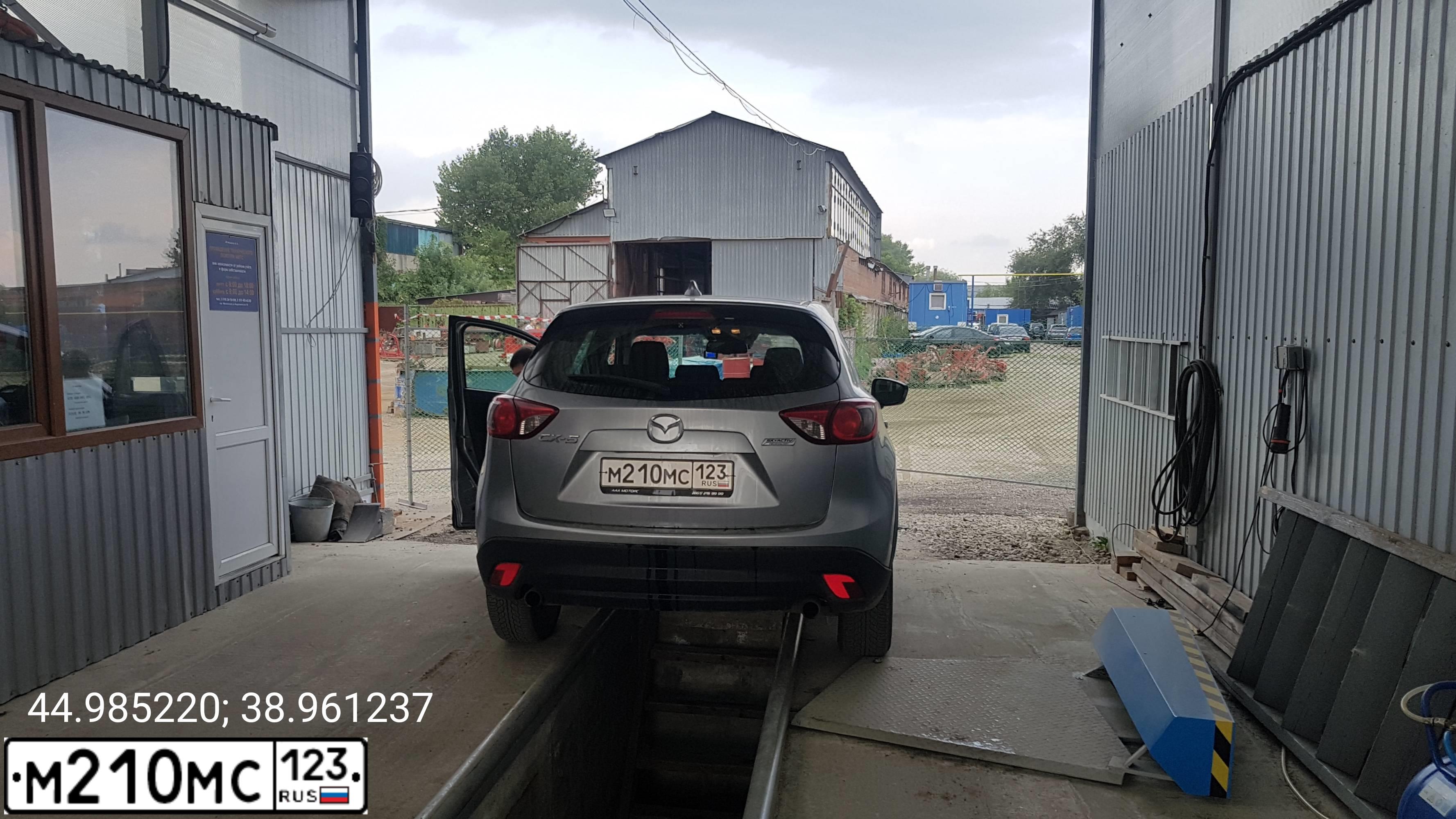Фото автомобиля MAZDA CX-5, 2013 — госномер М210МС123. Цвет: серебристый