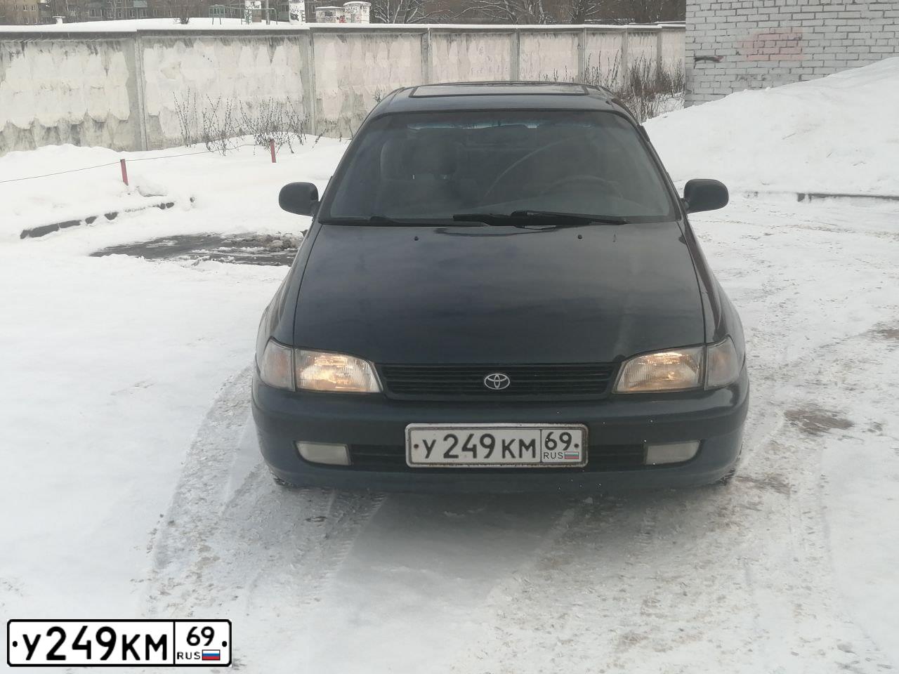 Фото автомобиля TOYOTA CARINA, 1995 — госномер У249КМ69. Цвет: ЗЕЛЕНЫЙ