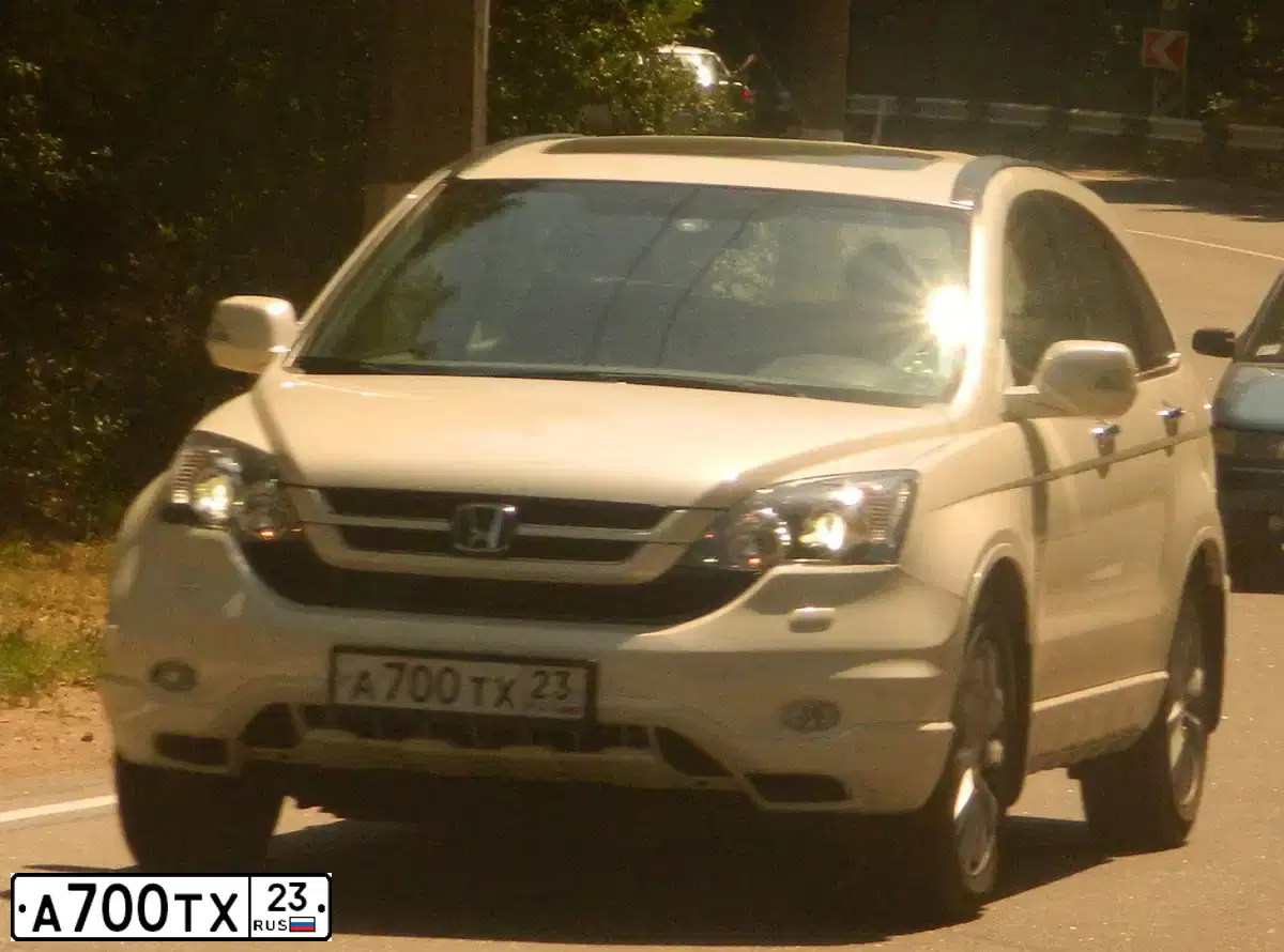 Фото автомобиля HONDA CR-V, 2010 — госномер А700ТХ23. Цвет: Белый