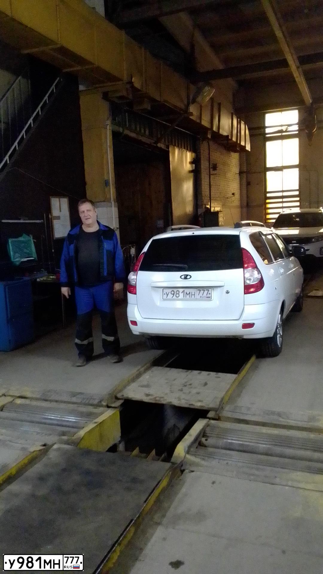 Фото автомобиля LADA 2171 PRIORA, 2012 — госномер К065УУ33. Цвет: Белый