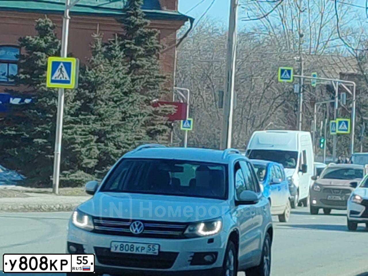 Фото автомобиля VOLKSWAGEN TIGUAN, 2016 — госномер У808КР55. Цвет: Белый
