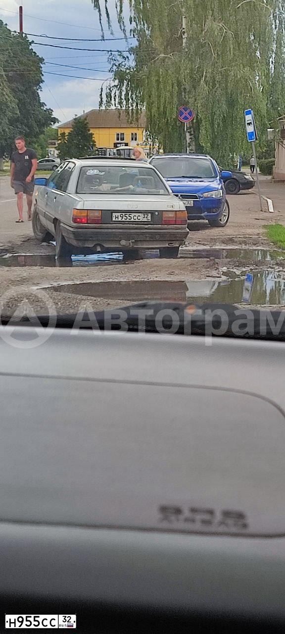 Фото автомобиля AUDI 100, 1990 — госномер М058ХХ46. Цвет: СЕРЕБРИСТЫЙ БЕЛЫЙ