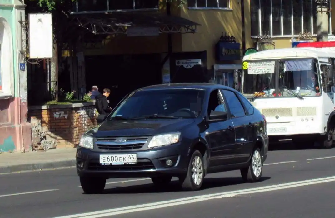 Фото автомобиля FORD FOCUS, 2004 — госномер Е048ОМ30. Цвет: ВИШНЕВЫЙ