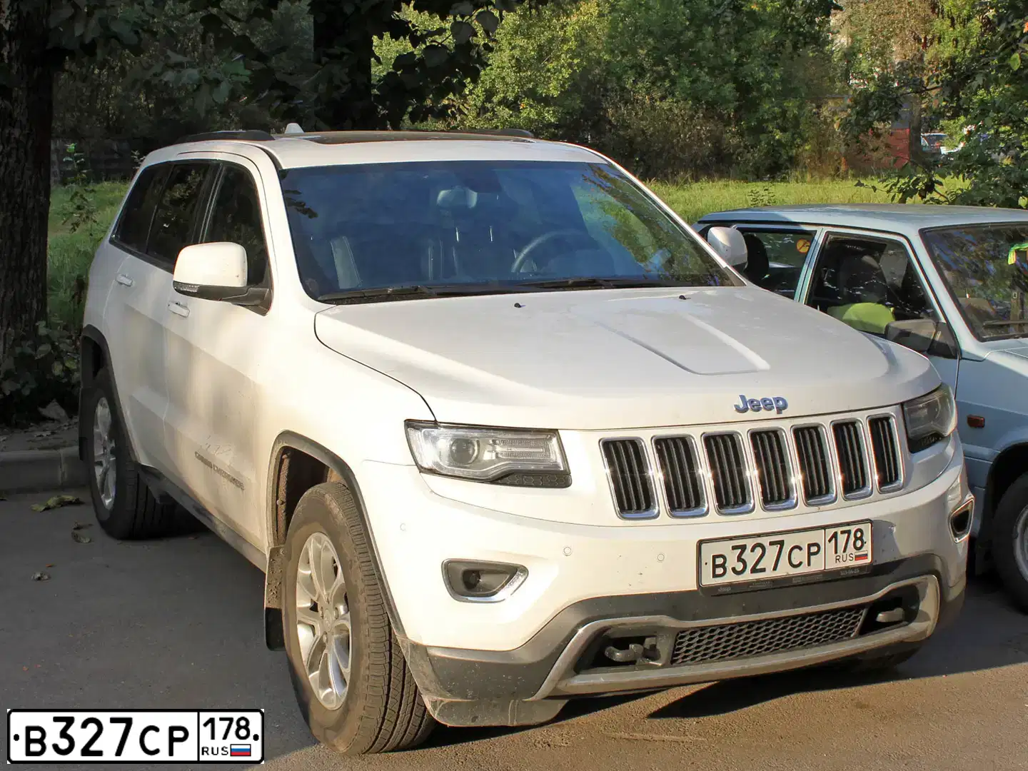 Фото автомобиля JEEP GRAND CHEROKEE, 2013 — госномер В327СР178. Цвет: Белый