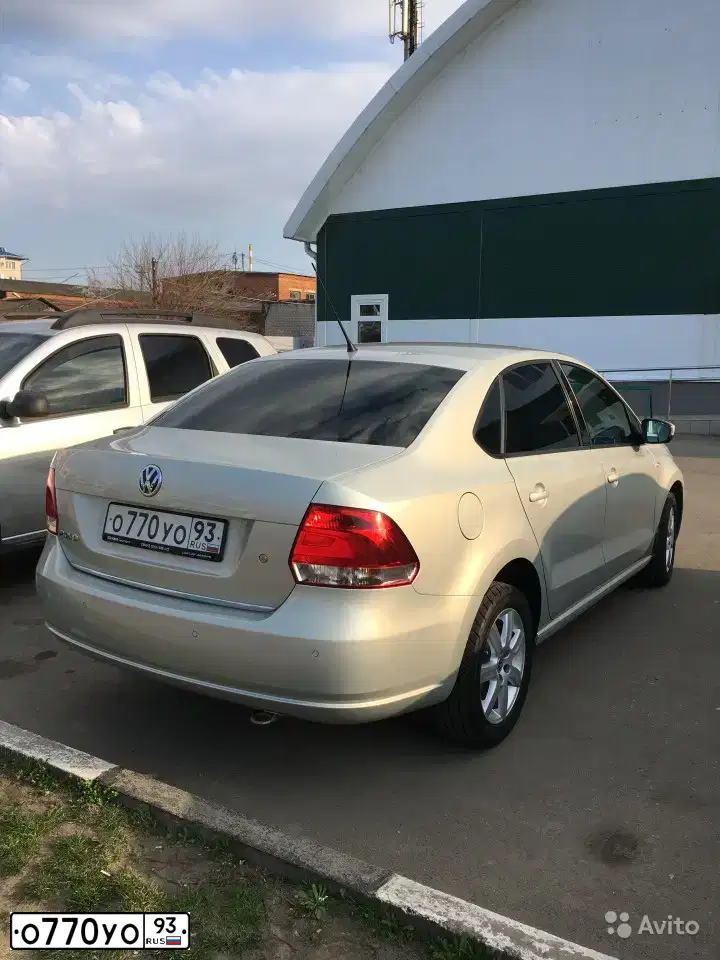 Фото автомобиля VOLKSWAGEN POLO, 2011 — госномер К672РМ123. Цвет: Серебристо-Желтый