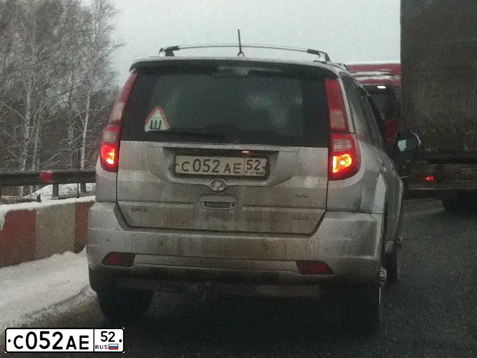 Фото автомобиля CHEVROLET NIVA, 2005 — госномер С052АЕ52. Цвет: СВЕТЛО-СЕРЫЙ