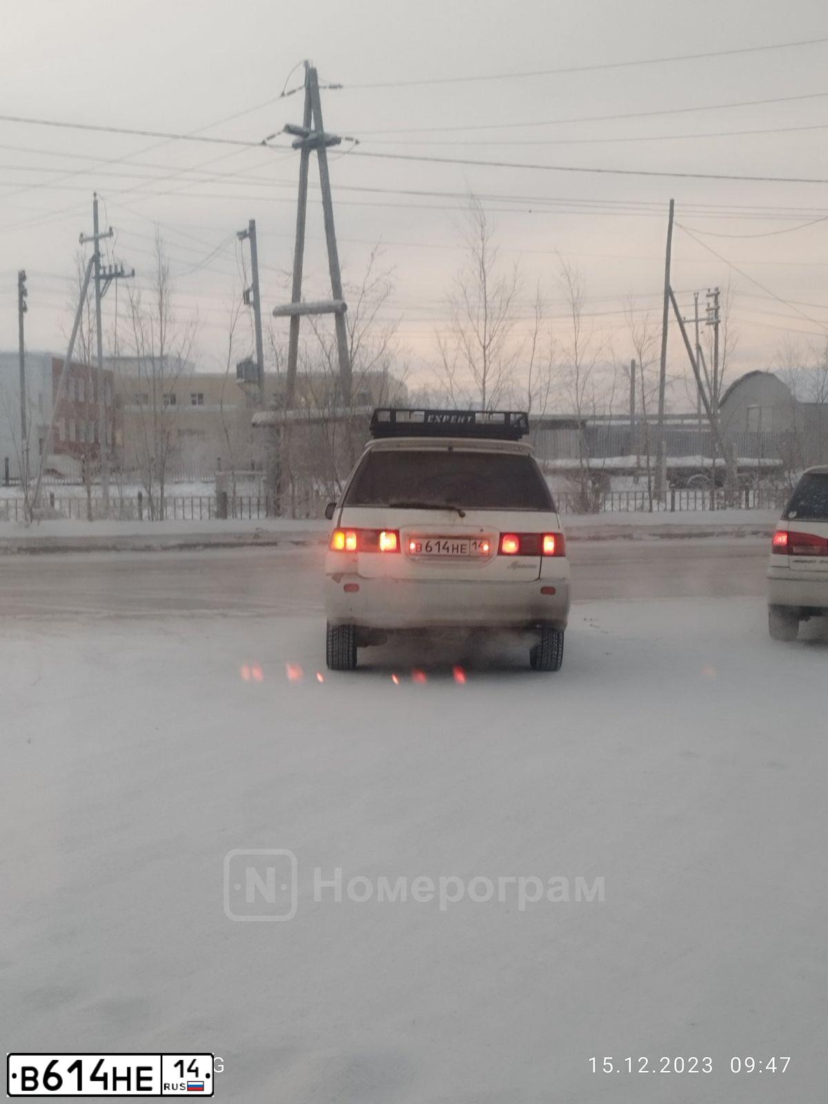 Фото автомобиля TOYOTA IPSUM, 1987 — госномер В614НЕ14