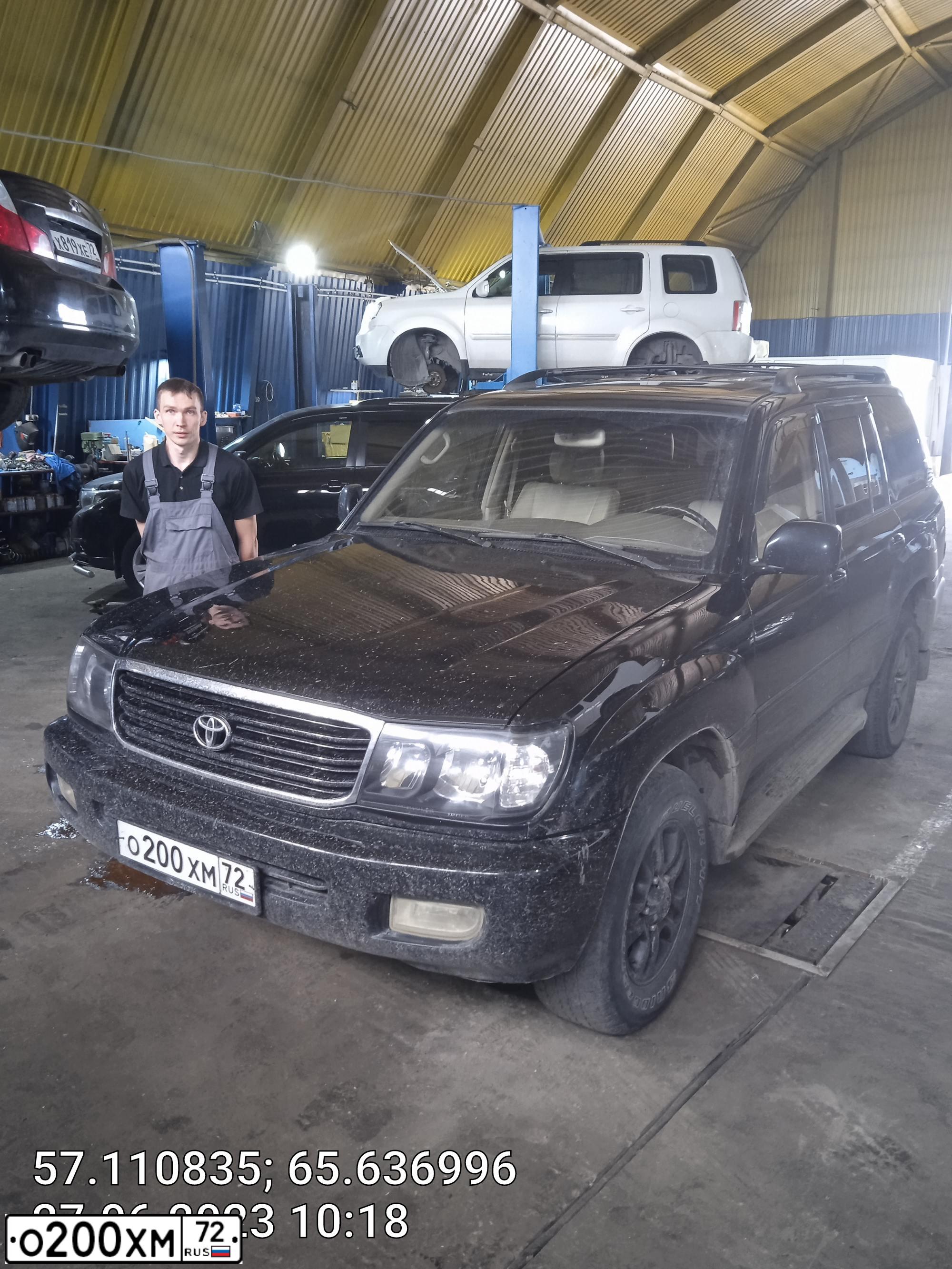 Фото автомобиля TOYOTA LANDCRUISER, 2001 — госномер О243ВМ11. Цвет: ЧЕРНЫЙ