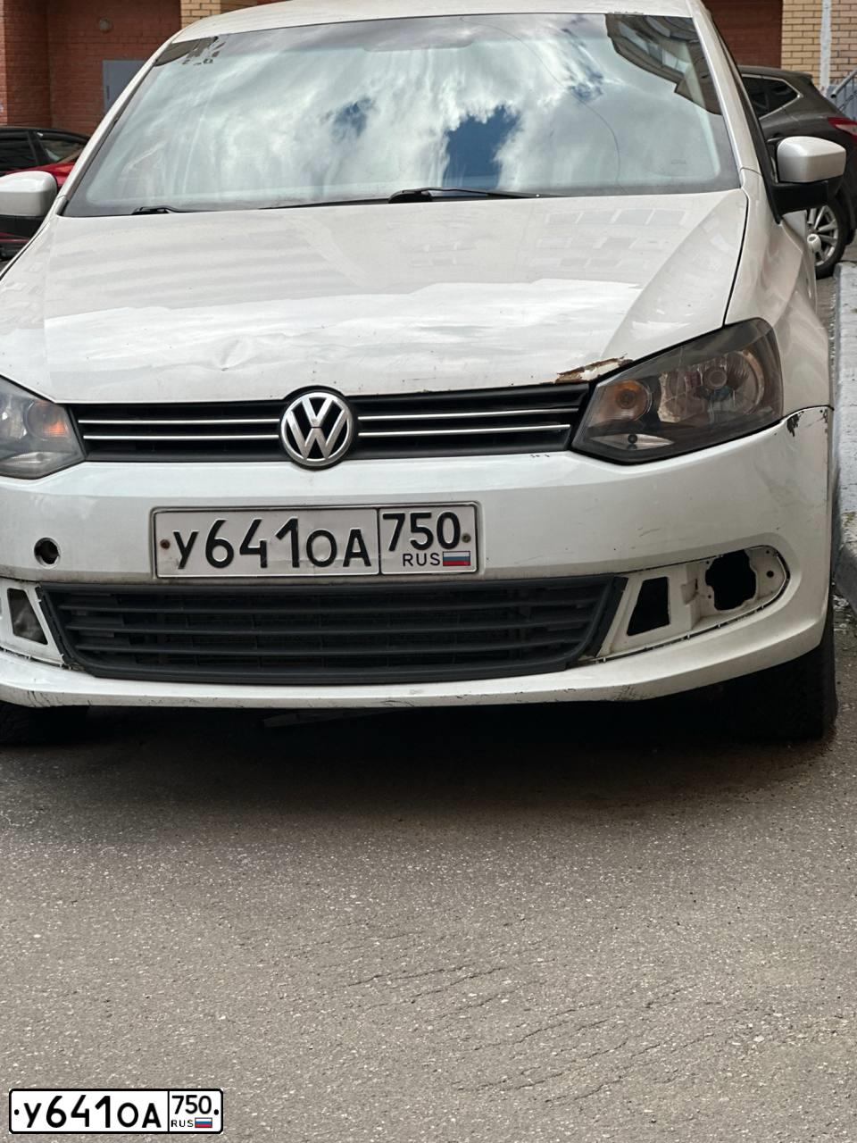 Фото автомобиля VOLKSWAGEN POLO, 2011 — госномер У641ОА750. Цвет: Белый