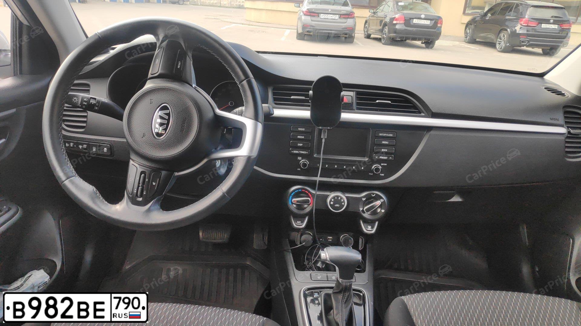 Фото автомобиля KIA RIO, 2020 — госномер В982ВЕ790. Цвет: СЕРЫЙ