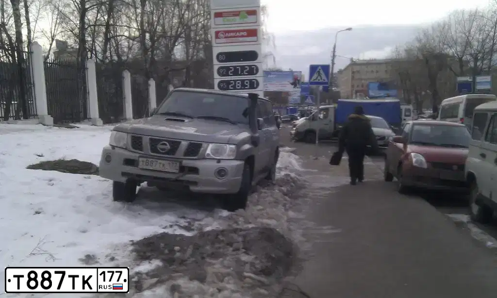 Фото автомобиля NISSAN PATROL, 2007 — госномер Т887ТК177. Цвет: Серый