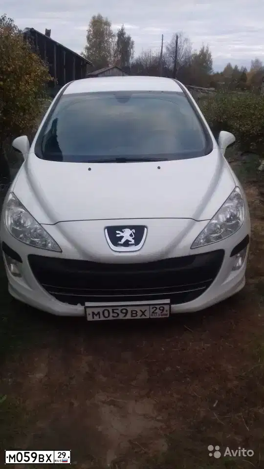 Фото автомобиля PEUGEOT 308, 2010 — госномер М059ВХ29. Цвет: БЕЛЫЙ
