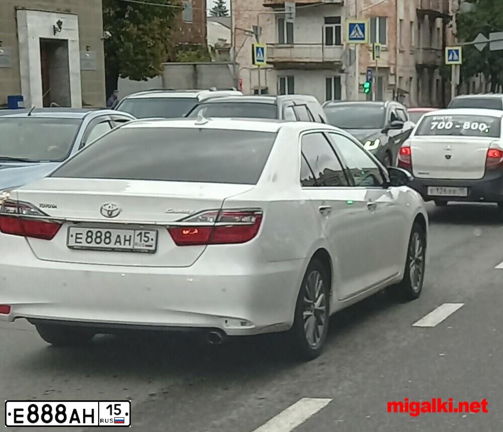 Фото автомобиля TOYOTA CAMRY, 2010 — госномер Е888АН15. Цвет: СЕРЕБРИСТЫЙ МЕТАЛЛИК
