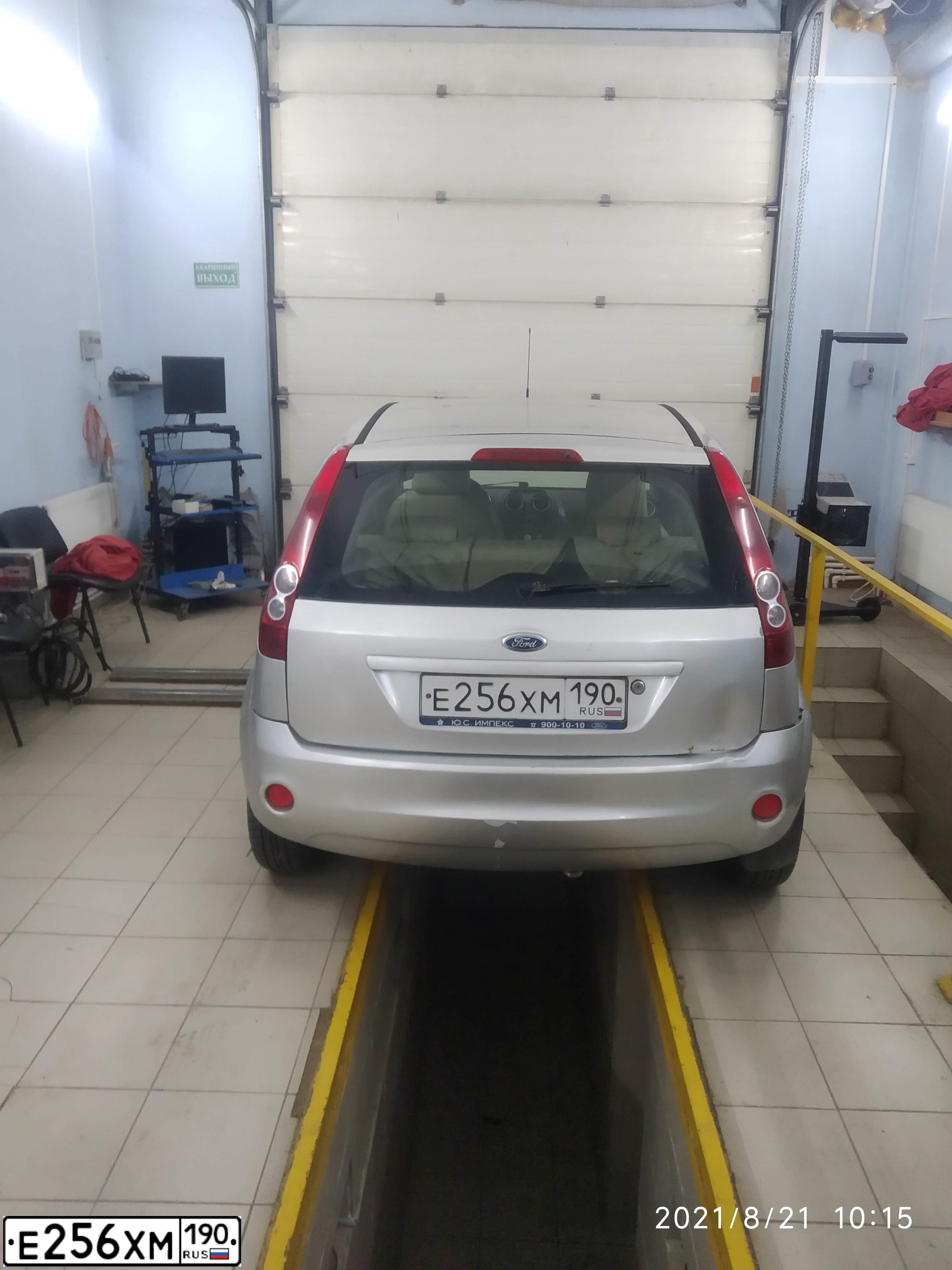 Фото автомобиля FORD FIESTA / ASPIRE, 2007 — госномер Е256ХМ190. Цвет: СЕРЫЙ СВЕТЛЫЙ