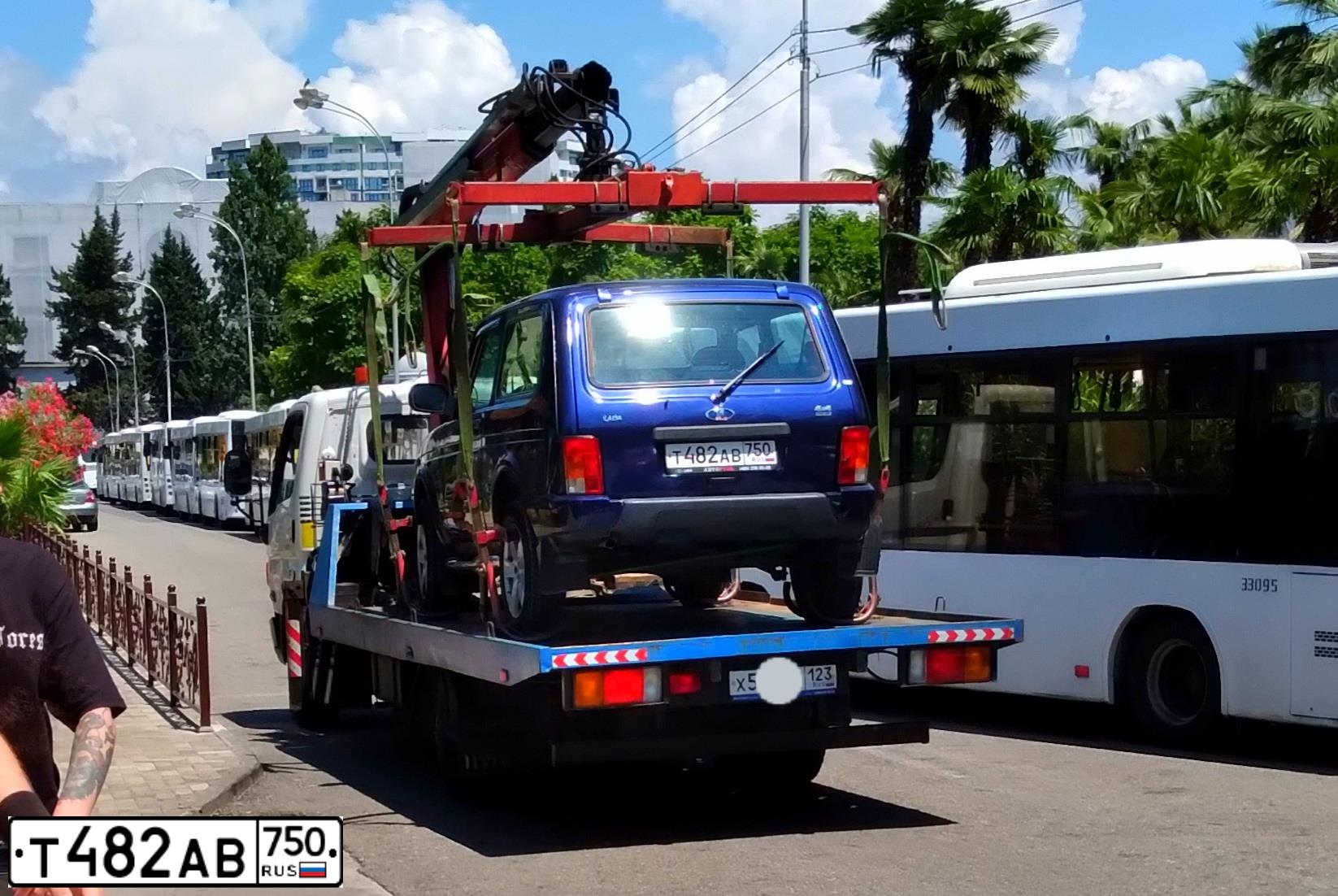 Фото автомобиля LADA 2121 NIVA, 2015 — госномер Т482АВ750. Цвет: синий