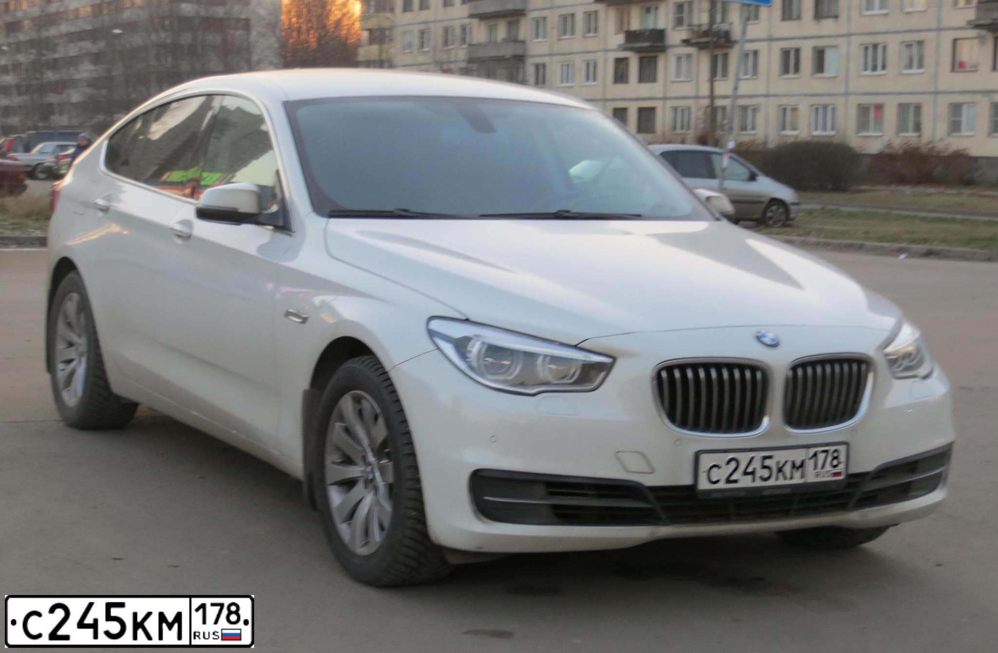 Фото автомобиля BMW SERIE 5 GT, 2013 — госномер С245КМ178. Цвет: Белый