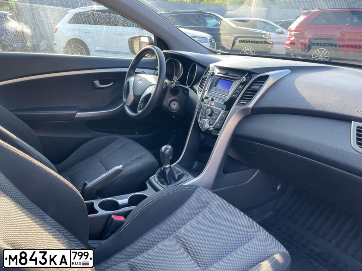 Фото автомобиля HYUNDAI I30, 2014 — госномер М843КА799. Цвет: Белый