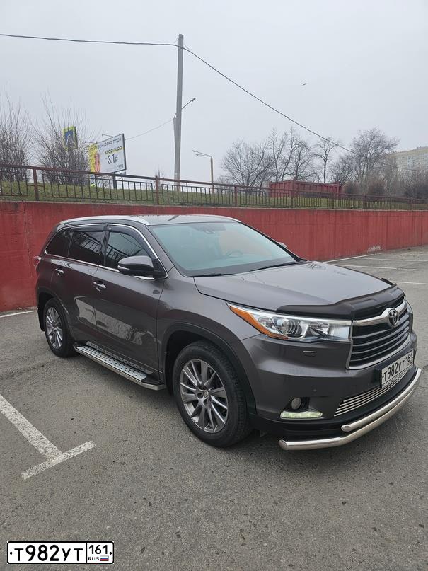 Фото автомобиля TOYOTA HIGHLANDER, 2014 — госномер Т982УТ161. Цвет: СЕРЫЙ