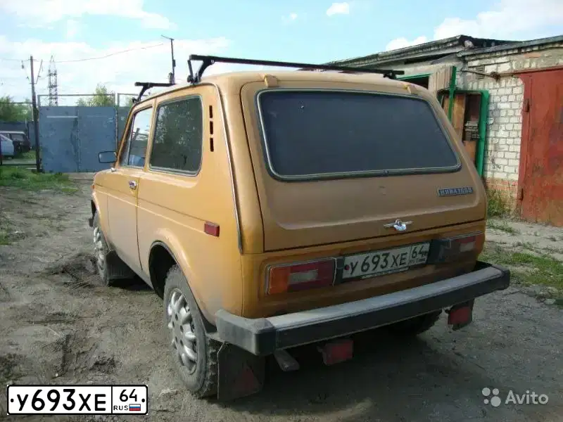 Фото автомобиля LADA 2121 NIVA, 1985 — госномер У693ХЕ64. Цвет: ОХРА ЗОЛОТИСТАЯ