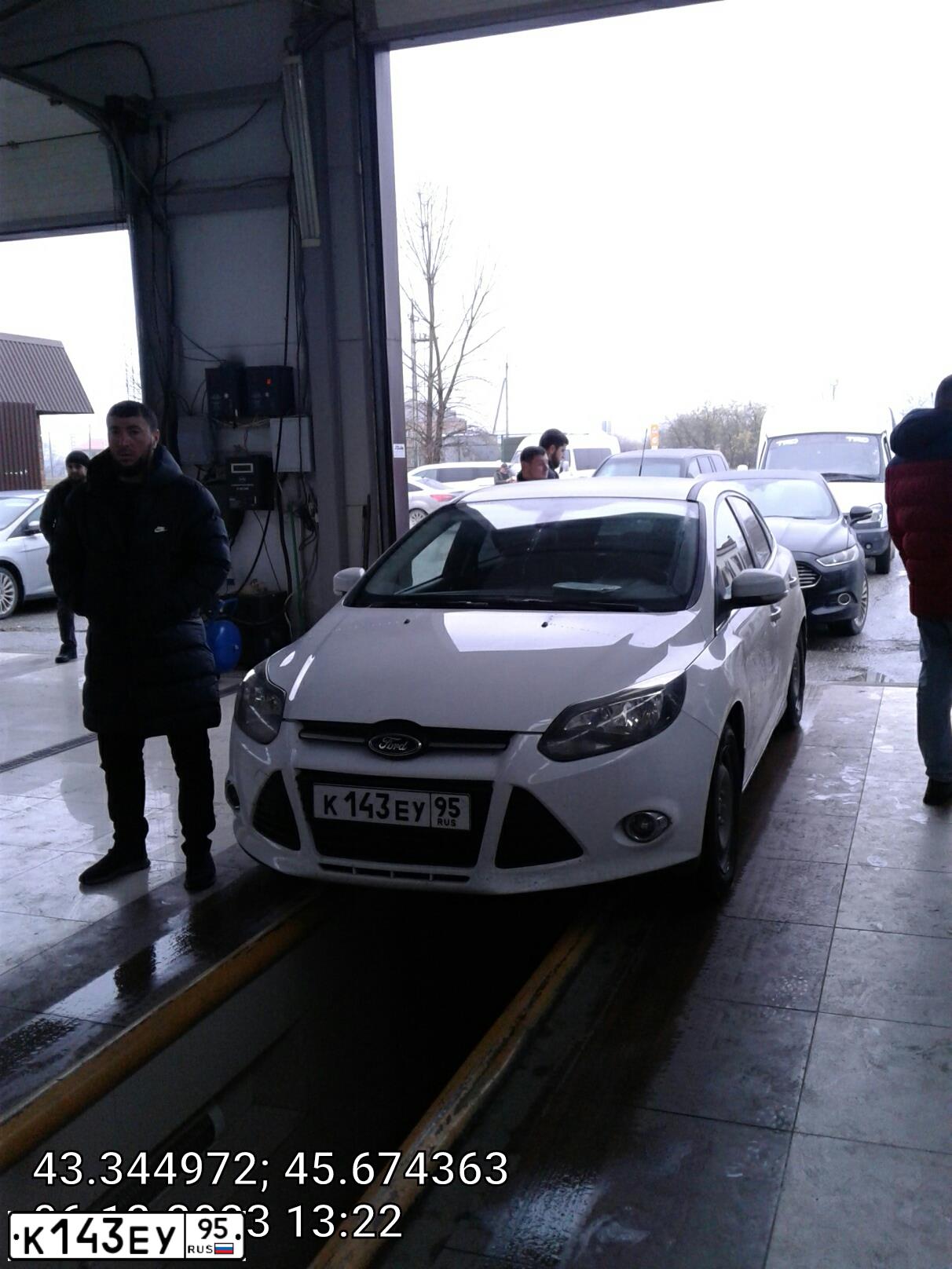 Фото автомобиля FORD FOCUS, 2011 — госномер К434РН197. Цвет: Белый