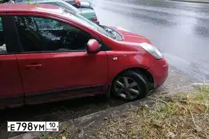 Фото автомобиля NISSAN NOTE, 2007 — госномер Е027АХ761. Цвет: ВИШНЕВЫЙ