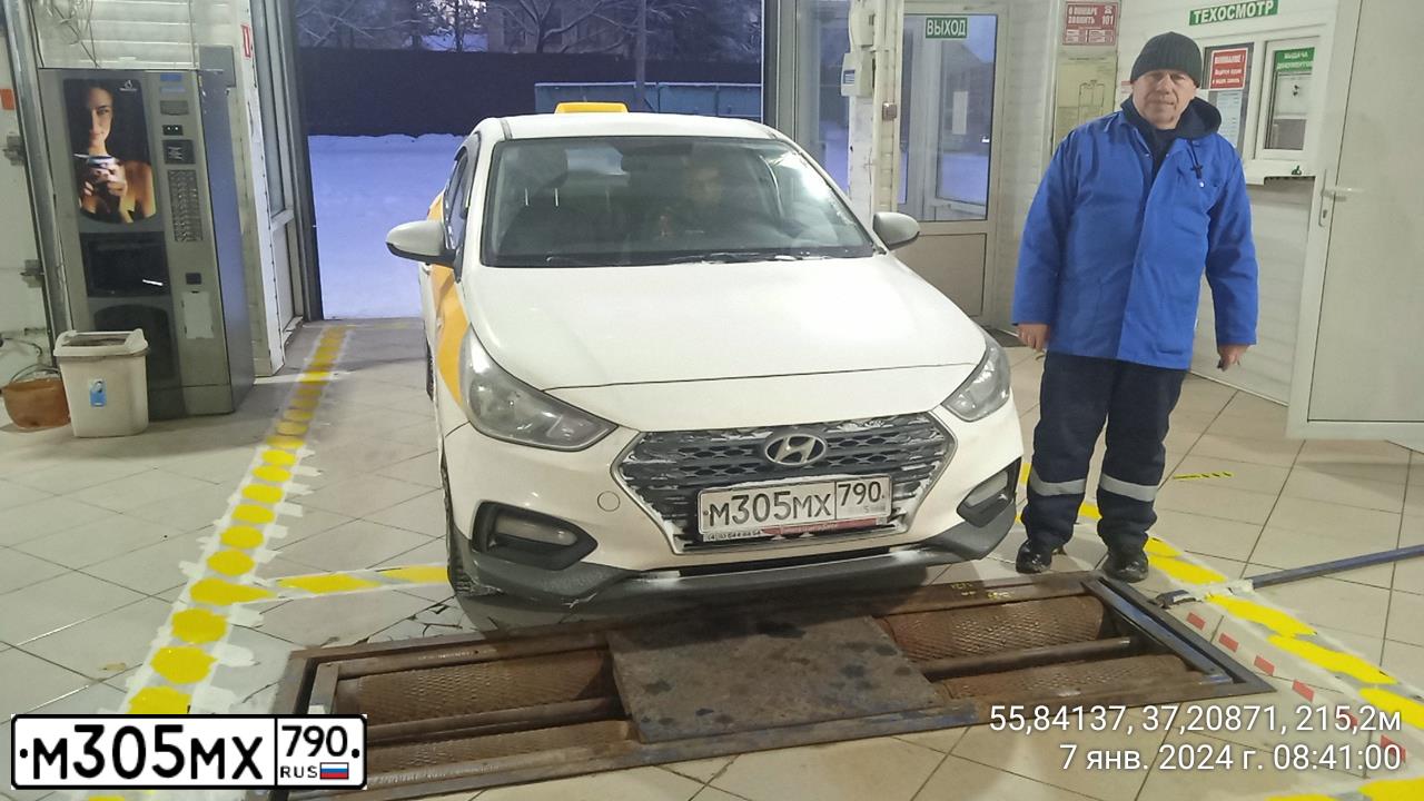 Фото автомобиля HYUNDAI SOLARIS, 2018 — госномер М305МХ790. Цвет: БЕЛЫЙ ЖЕЛТЫЙ СЕРЫЙ