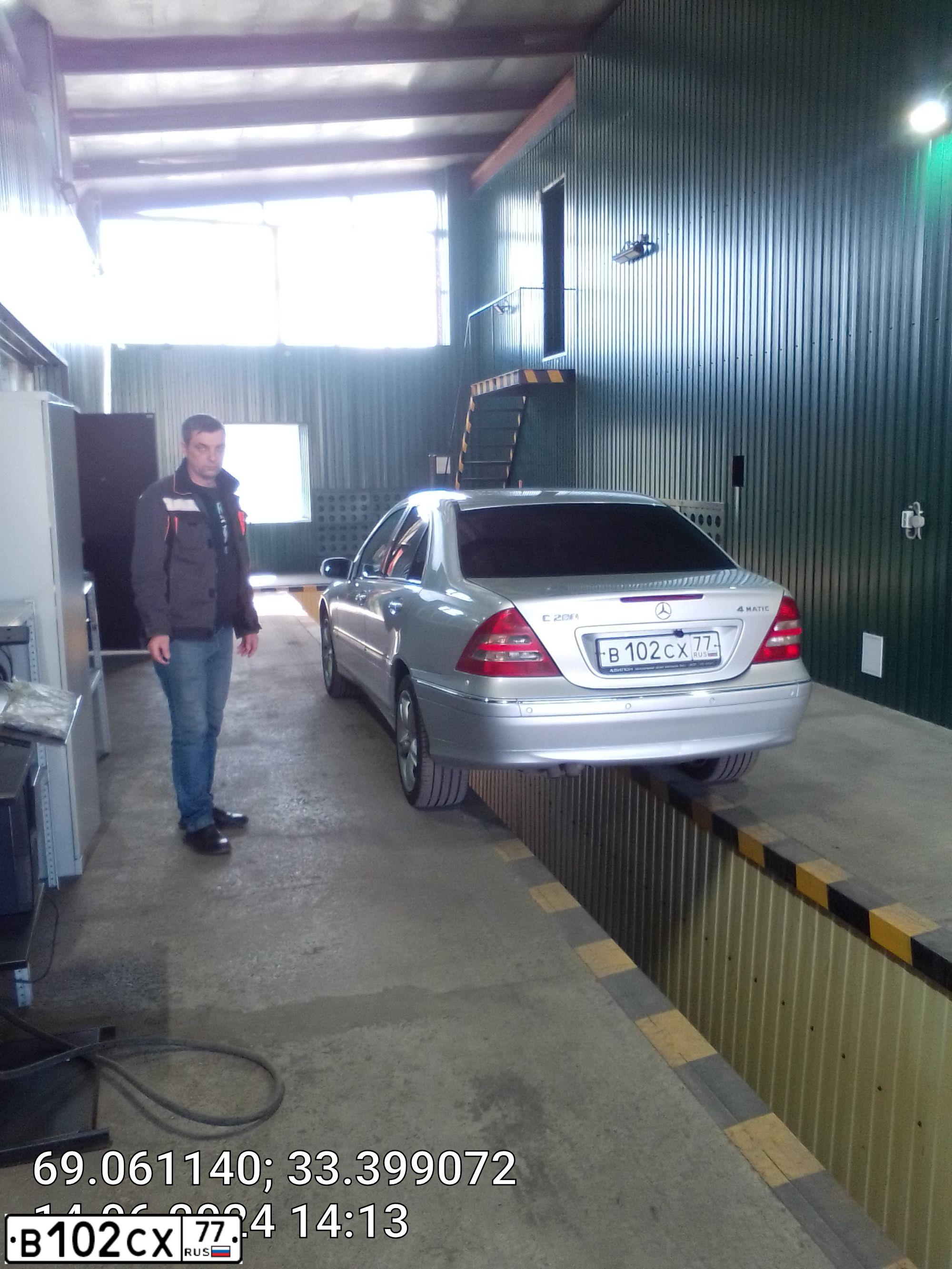 Фото автомобиля MERCEDES C-KLASSE, 2005 — госномер В102СХ77. Цвет: СЕРЕБРИСТЫЙ