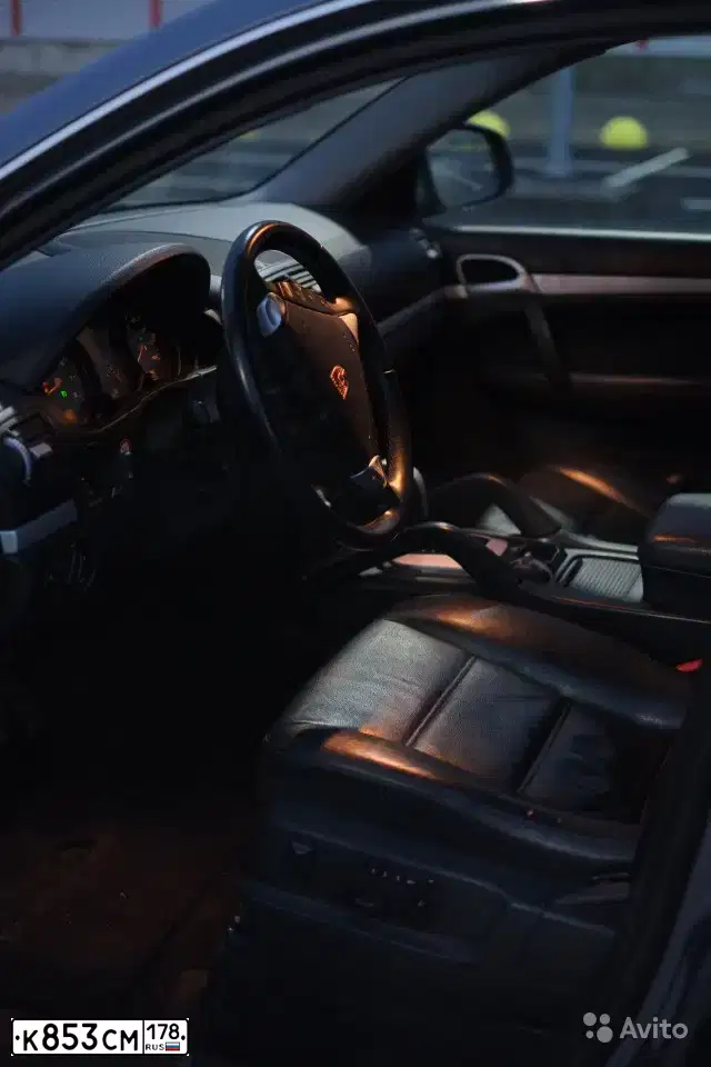 Фото автомобиля PORSCHE CAYENNE, 2005 — госномер К853СМ178. Цвет: СЕРЫЙ