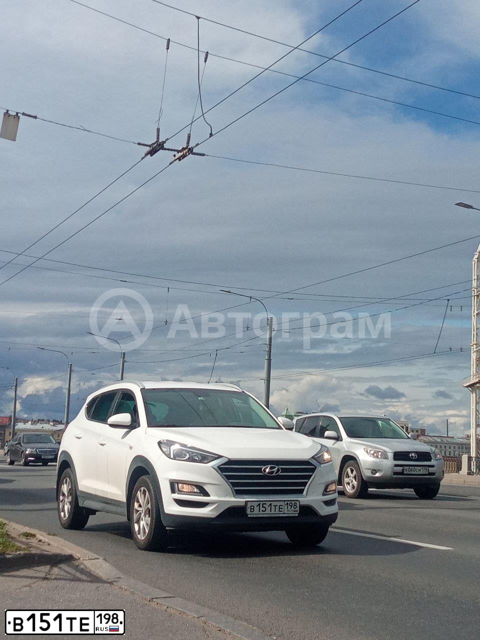 Фото автомобиля HYUNDAI TUCSON, 2019 — госномер В151ТЕ198. Цвет: БЕЛЫЙ