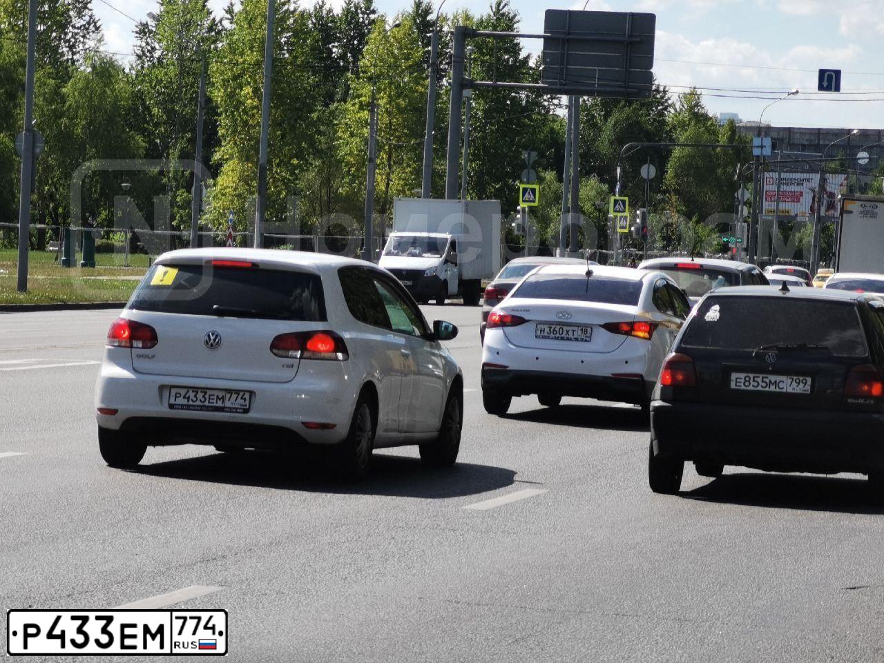 Фото автомобиля VOLKSWAGEN GOLF, 2011 — госномер Р433ЕМ774. Цвет: Белый