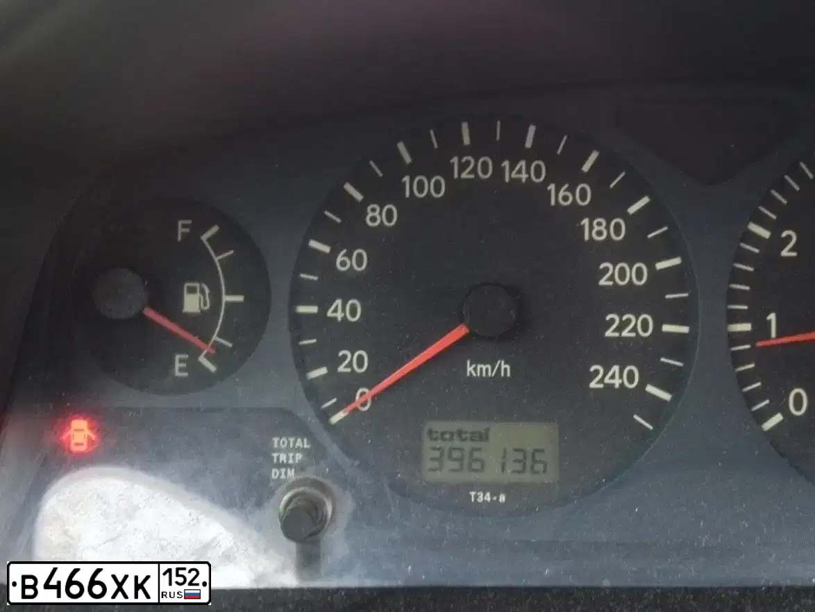 Фото автомобиля TOYOTA AVENSIS, 1998 — госномер К066АВ122. Цвет: Серебристый