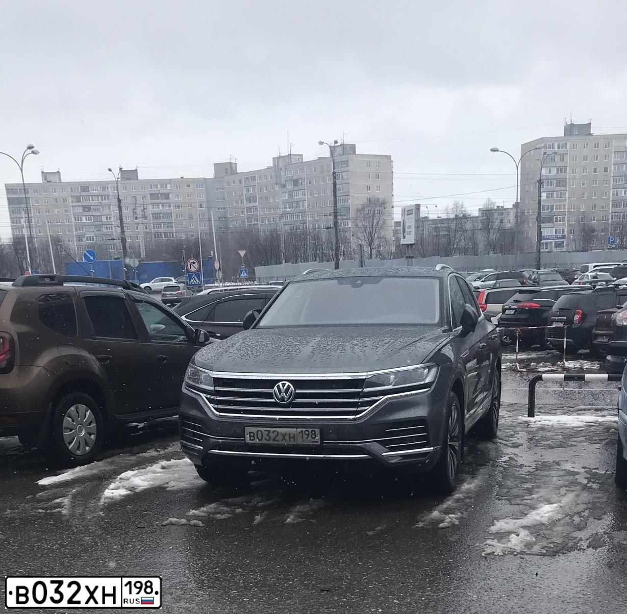 Фото автомобиля VOLKSWAGEN TOUAREG, 2019 — госномер В032ХН198. Цвет: Серый