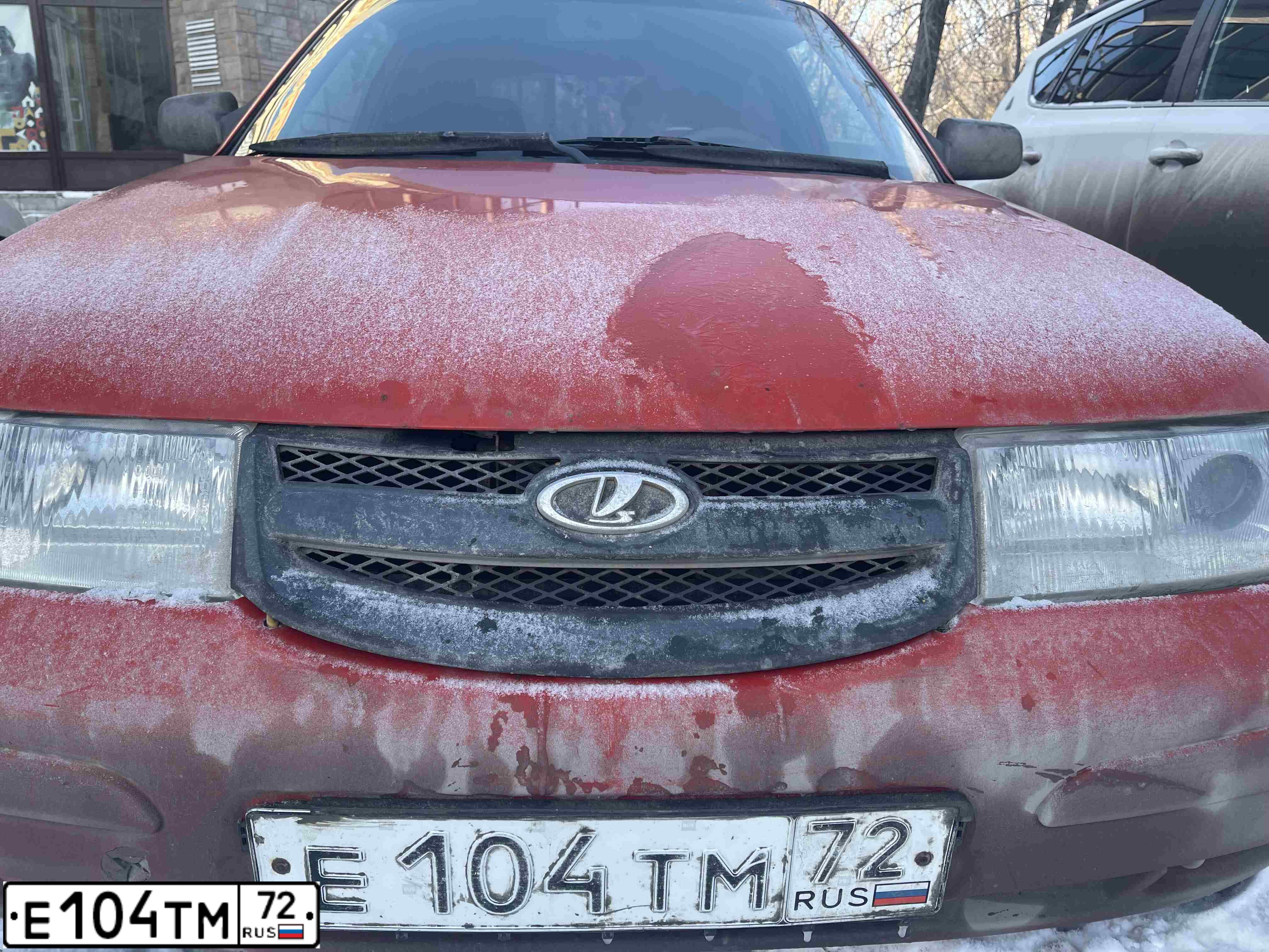 Фото автомобиля LADA 2112, 2007 — госномер Е104ТМ72. Цвет: ЯРКО-КРАСНЫЙ