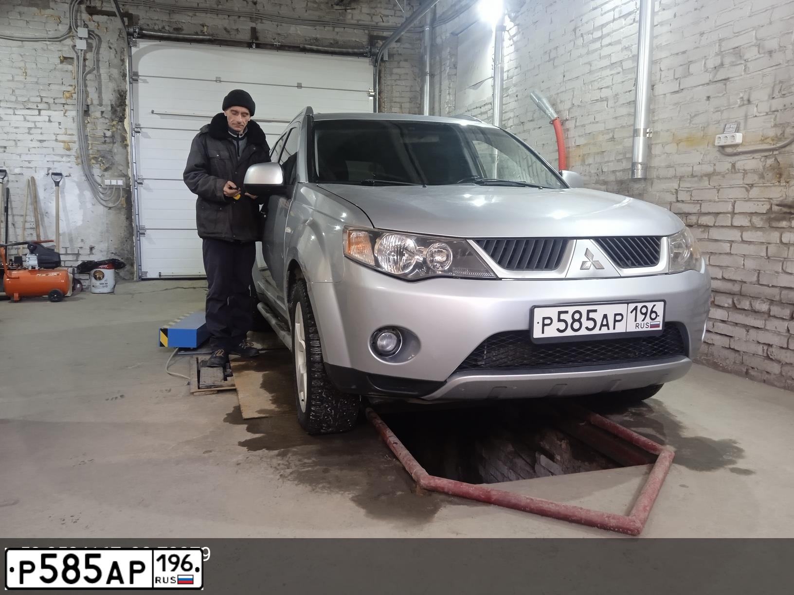 Фото автомобиля MITSUBISHI OUTLANDER, 2008 — госномер Р585АР196. Цвет: Серебристый
