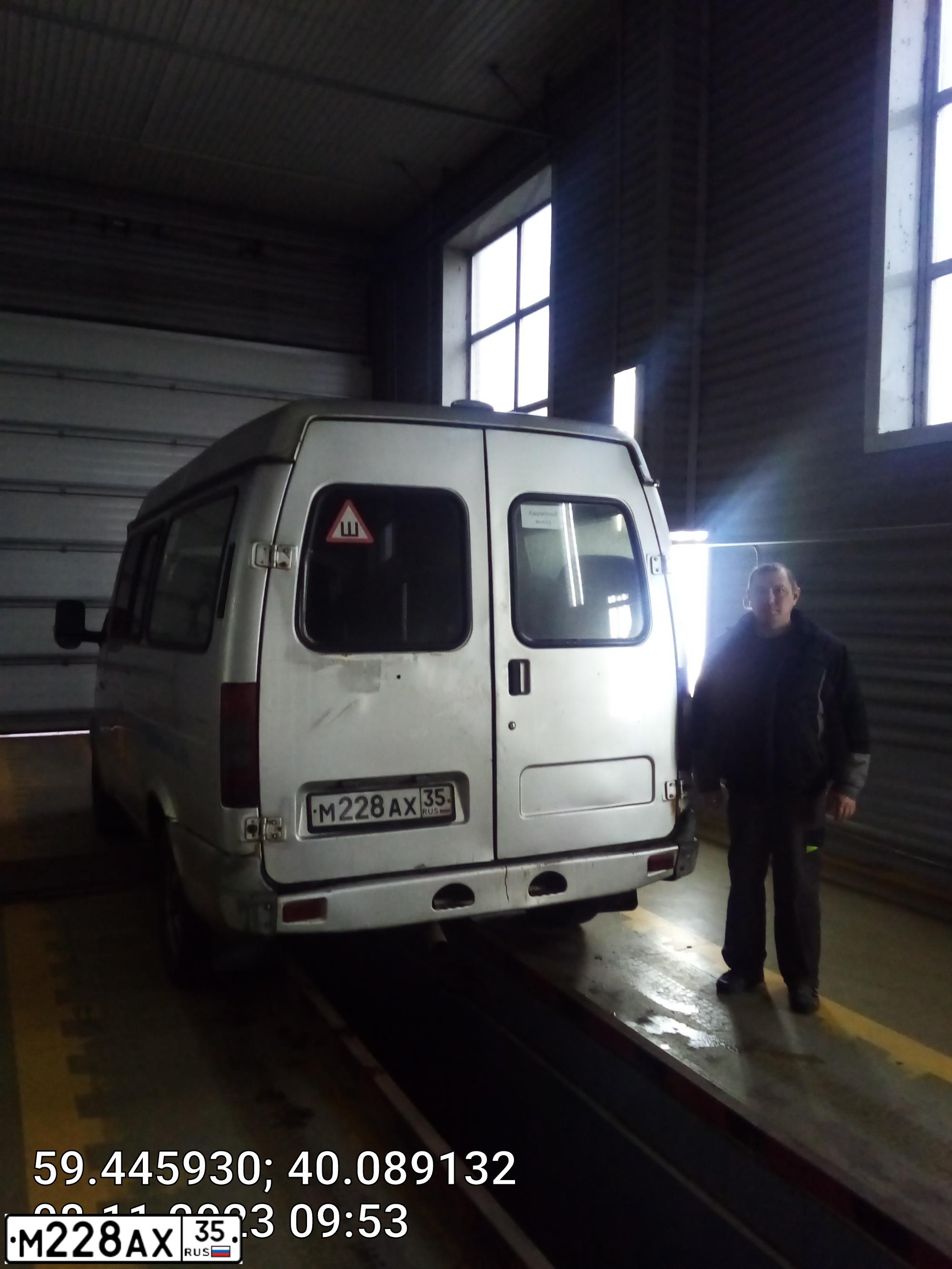 Фото автомобиля ГАЗ 22171 10 ПАССАЖИРСКИХ МЕСТ, 2006 — госномер М228АХ35. Цвет: СЕРЕБРИСТЫЙ