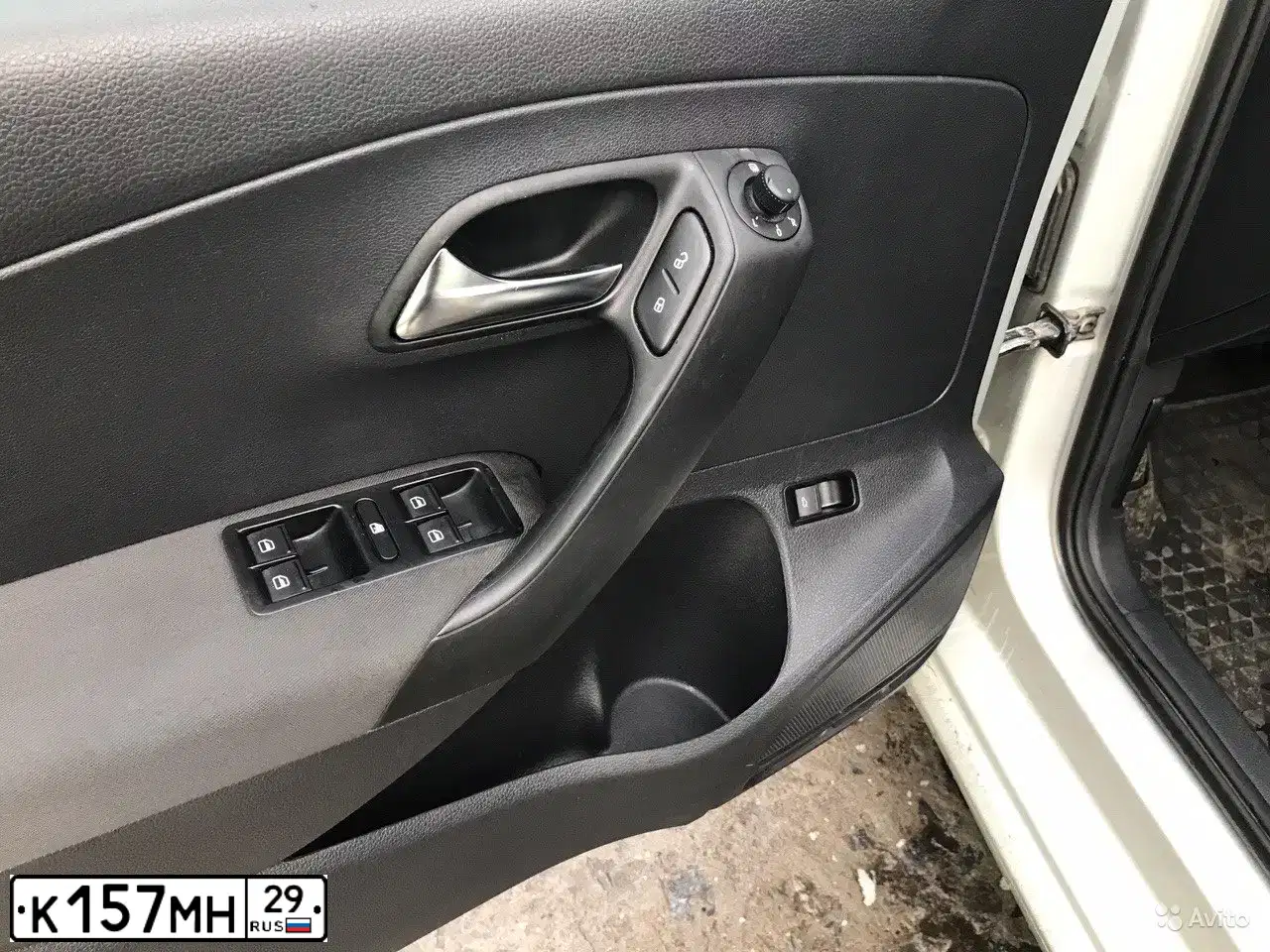 Фото автомобиля VOLKSWAGEN POLO, 2013 — госномер К157МН29. Цвет: СЕРЕБРИСТО-ЖЕЛТЫЙ